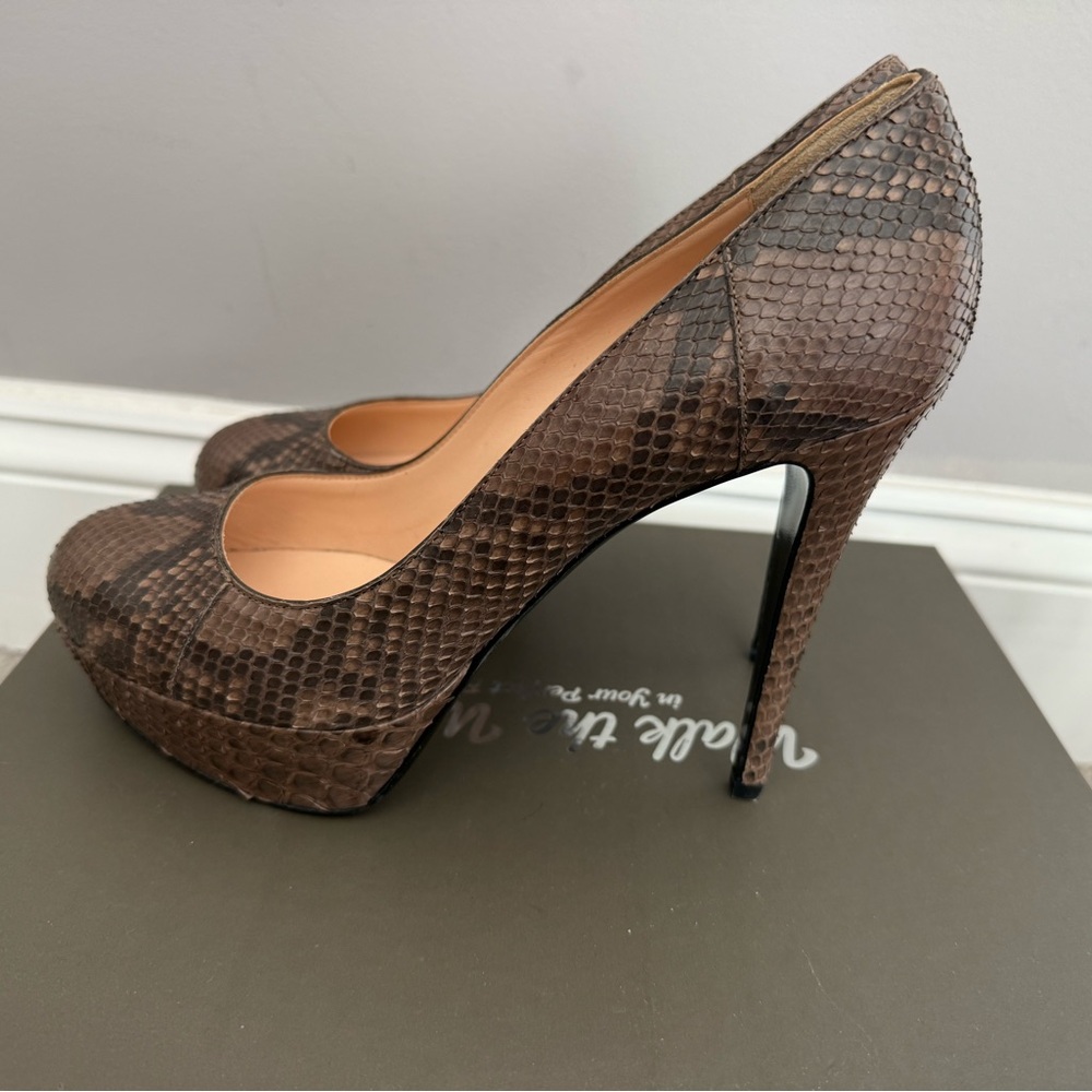 Chic Brown Snakeskin Platform Heels
